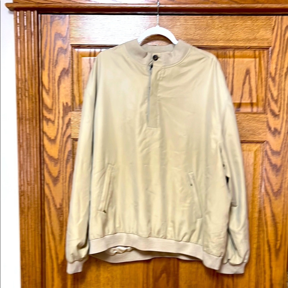 Bobby Jones's pullover jacket is a quality piece